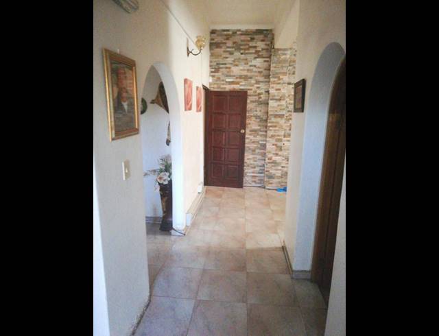 10 BEDROOM HOUSE FOR SALE IN BEZUIDENHOUT VALLEY